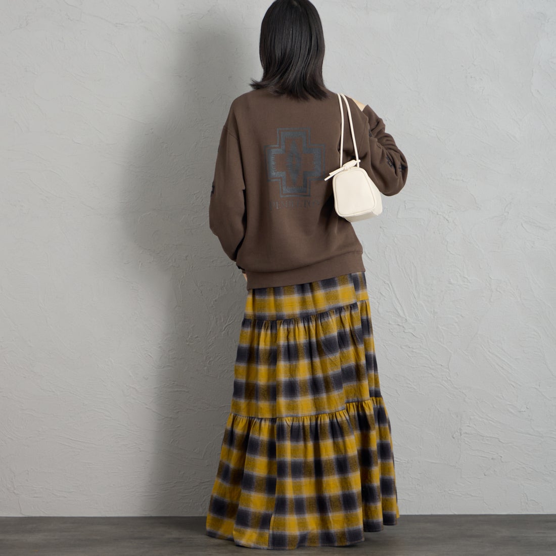 PENDLETON [ペンドルトン] 別注 ハーディング柄 バックプリントクルーネックスウェット [6475-5226-JF] BROWN &&モデル身長：162cm 着用サイズ：S&&