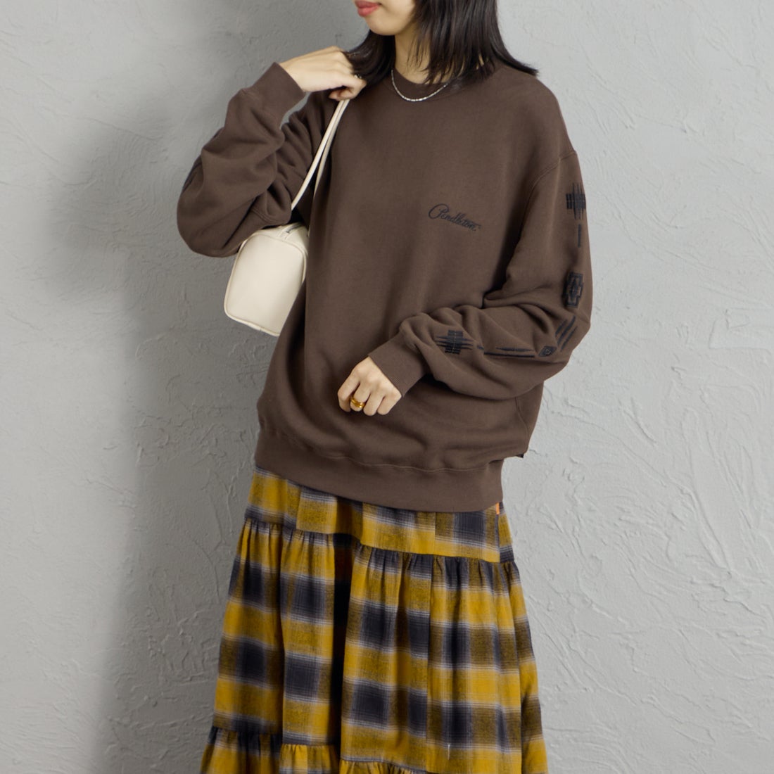 PENDLETON [ペンドルトン] 別注 ハーディング柄 バックプリントクルーネックスウェット [6475-5226-JF] BROWN &&モデル身長：162cm 着用サイズ：S&&