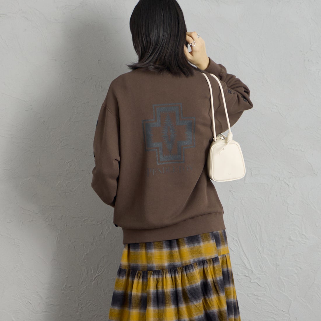 PENDLETON [ペンドルトン] 別注 ハーディング柄 バックプリントクルーネックスウェット [6475-5226-JF] BROWN &&モデル身長：162cm 着用サイズ：S&&