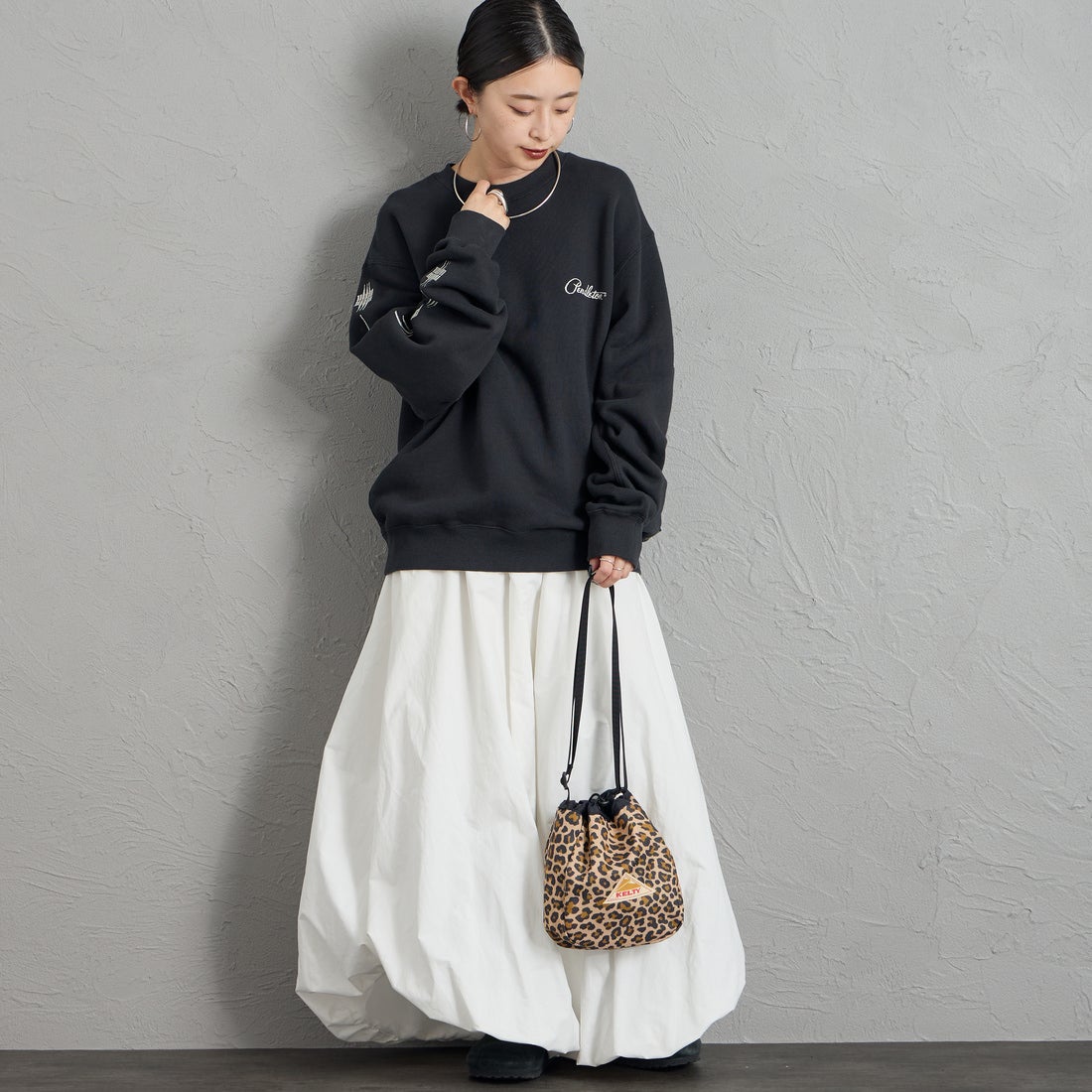 PENDLETON [ペンドルトン] 別注 ハーディング柄 バックプリントクルーネックスウェット [6475-5226-JF] BLACK &&モデル身長：150cm 着用サイズ：S&&