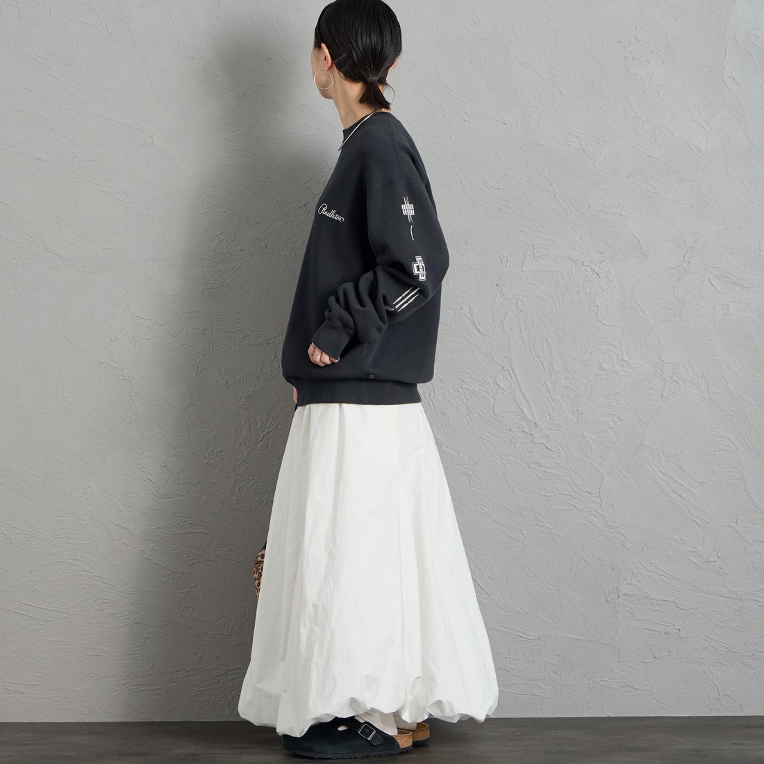 PENDLETON [ペンドルトン] 別注 ハーディング柄 バックプリントクルーネックスウェット [6475-5226-JF] BLACK &&モデル身長：150cm 着用サイズ：S&&