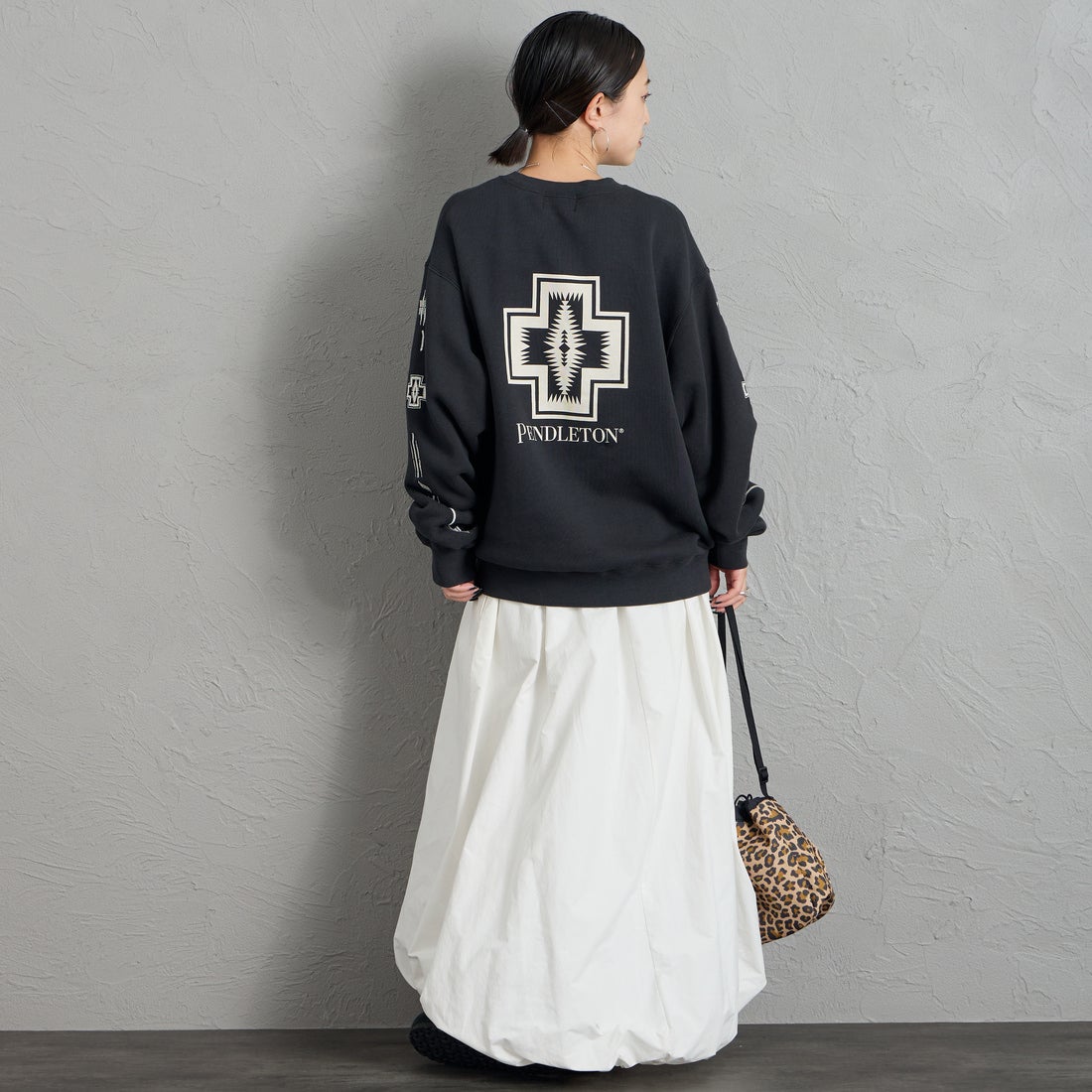 PENDLETON [ペンドルトン] 別注 ハーディング柄 バックプリントクルーネックスウェット [6475-5226-JF] BLACK &&モデル身長：150cm 着用サイズ：S&&