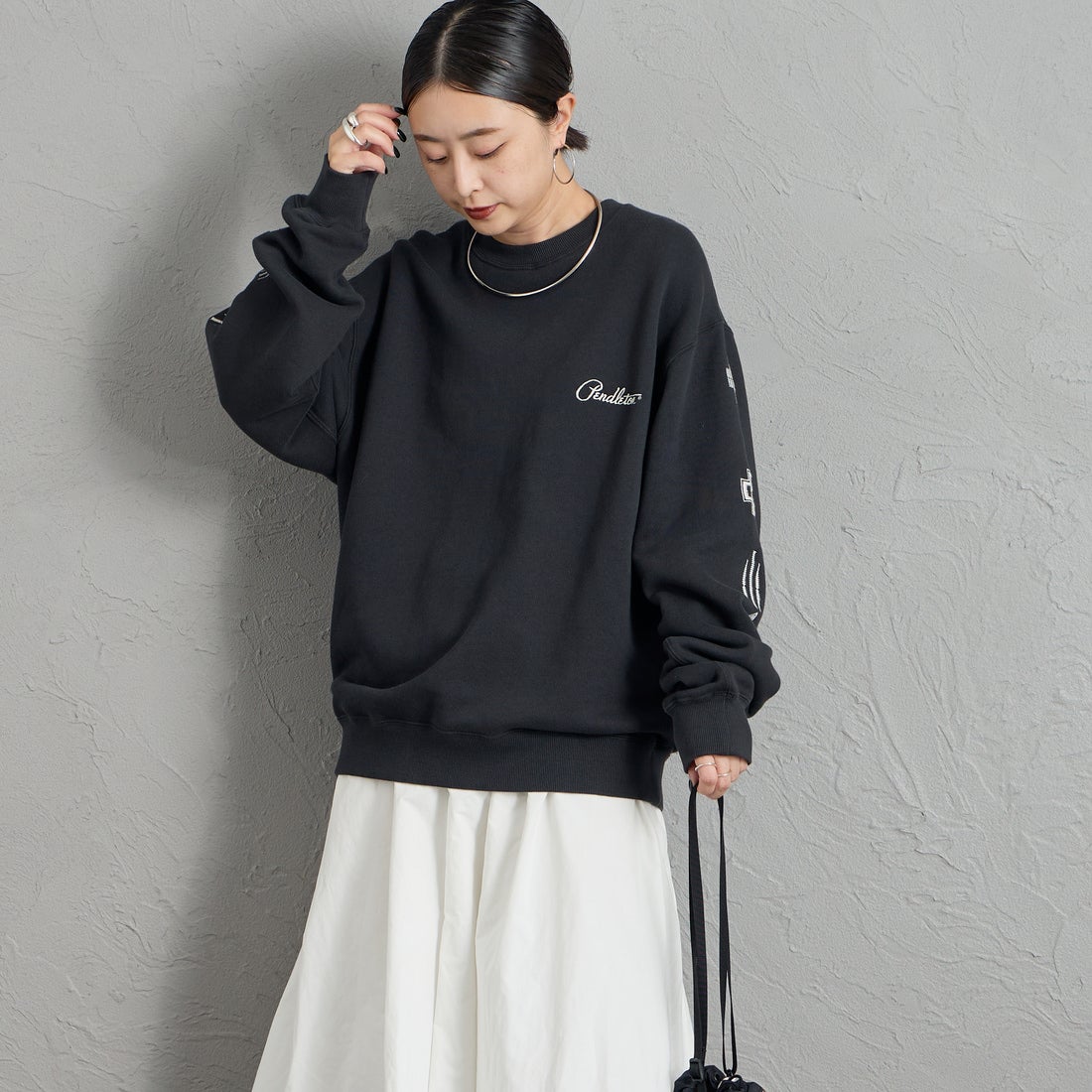 PENDLETON [ペンドルトン] 別注 ハーディング柄 バックプリントクルーネックスウェット [6475-5226-JF] BLACK &&モデル身長：150cm 着用サイズ：S&&