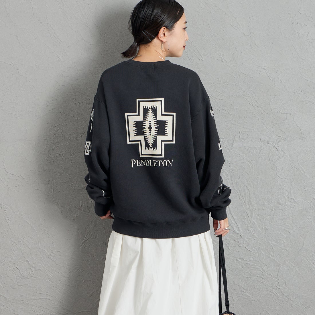 PENDLETON [ペンドルトン] 別注 ハーディング柄 バックプリントクルーネックスウェット [6475-5226-JF] BLACK &&モデル身長：150cm 着用サイズ：S&&