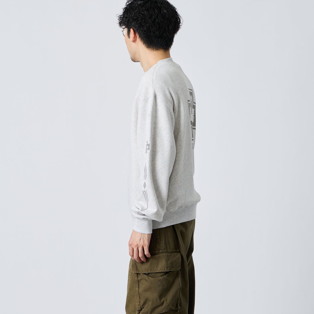 PENDLETON [ペンドルトン] 別注 ハーディング柄 バックプリントクルーネックスウェット [6475-5226-JF] BIRCH &&モデル身長：168cm 着用サイズ：M&&