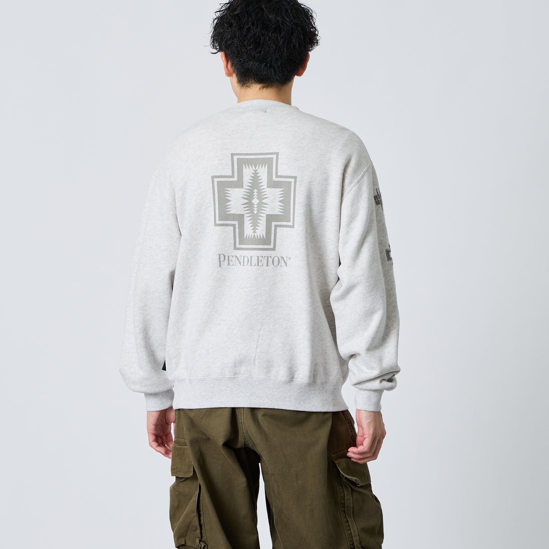 PENDLETON [ペンドルトン] 別注 ハーディング柄 バックプリントクルーネックスウェット [6475-5226-JF] BIRCH &&モデル身長：168cm 着用サイズ：M&&