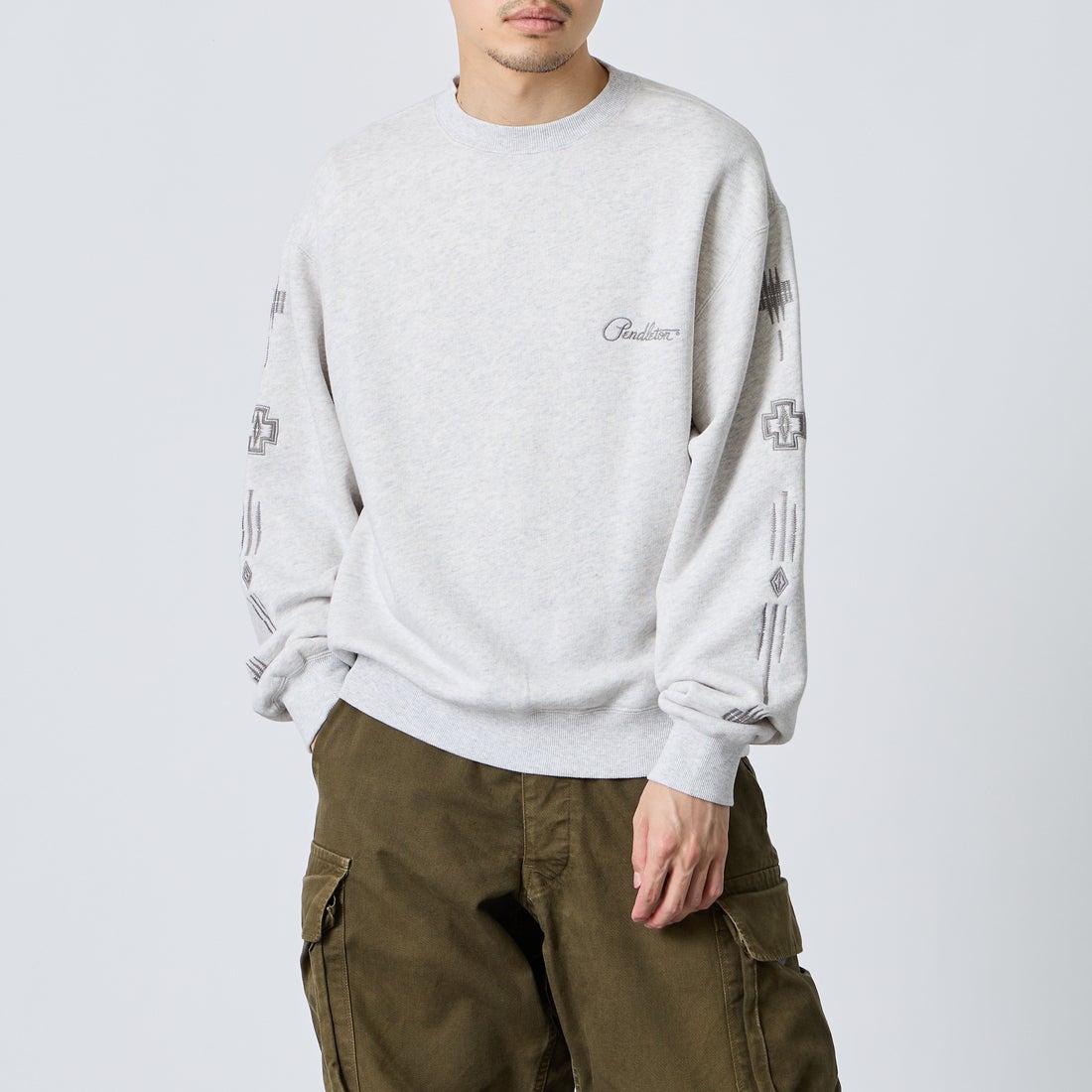 PENDLETON [ペンドルトン] 別注 ハーディング柄 バックプリントクルーネックスウェット [6475-5226-JF] BIRCH &&モデル身長：168cm 着用サイズ：M&&