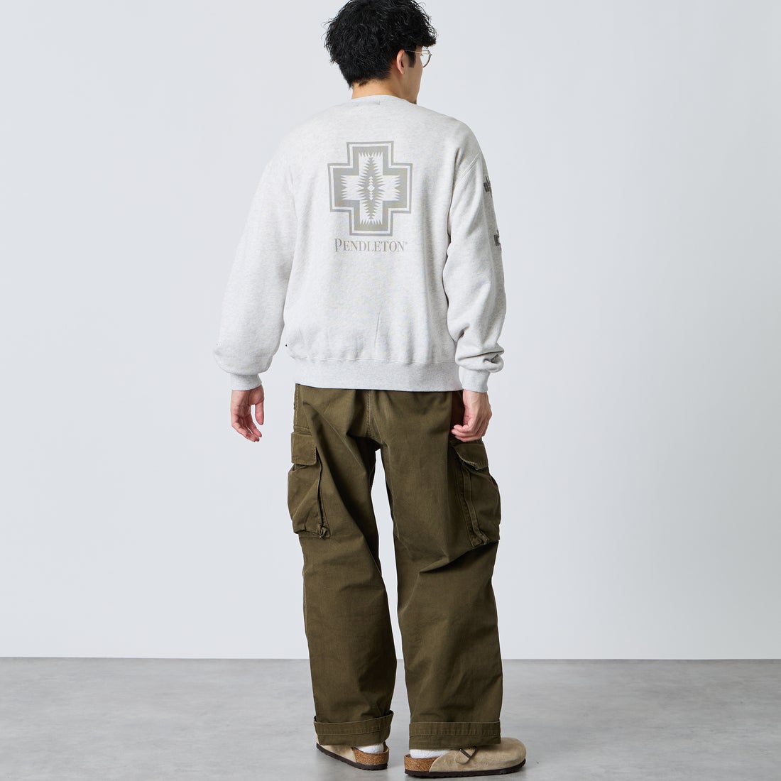 PENDLETON [ペンドルトン] 別注 ハーディング柄 バックプリントクルーネックスウェット [6475-5226-JF] BIRCH &&モデル身長：168cm 着用サイズ：M&&