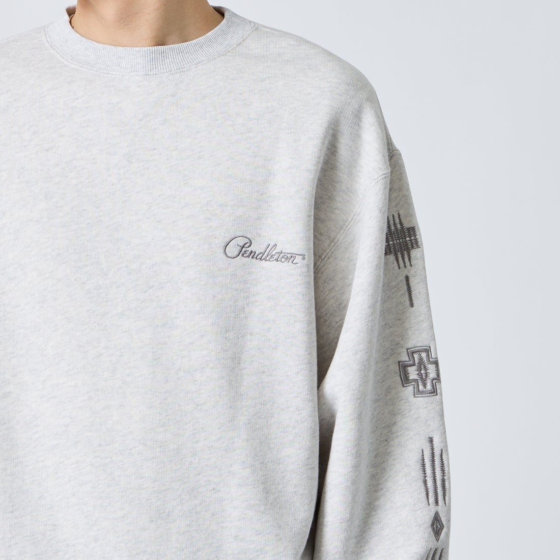 PENDLETON [ペンドルトン] 別注 ハーディング柄 バックプリントクルーネックスウェット [6475-5226-JF] BIRCH &&モデル身長：168cm 着用サイズ：M&&