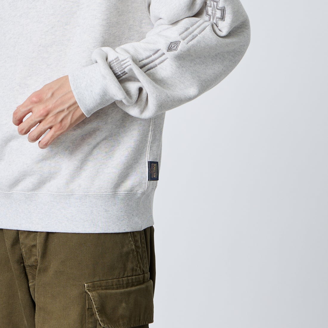 PENDLETON [ペンドルトン] 別注 ハーディング柄 バックプリントクルーネックスウェット [6475-5226-JF] BIRCH &&モデル身長：168cm 着用サイズ：M&&