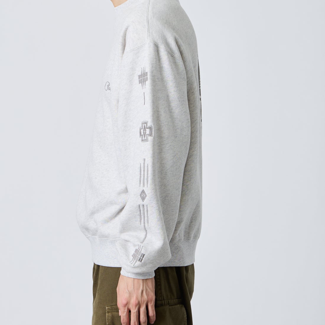 PENDLETON [ペンドルトン] 別注 ハーディング柄 バックプリントクルーネックスウェット [6475-5226-JF] BIRCH &&モデル身長：168cm 着用サイズ：M&&