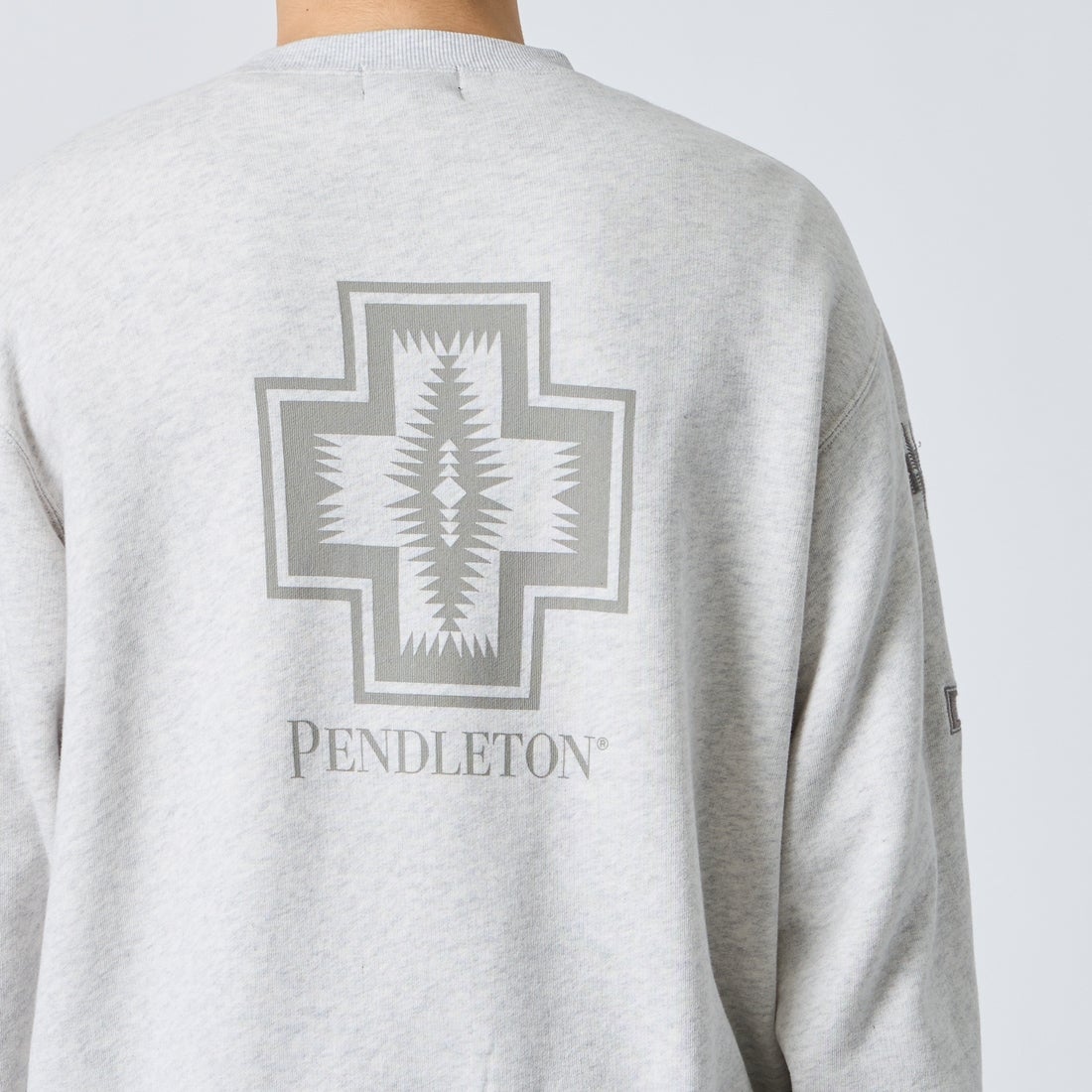 PENDLETON [ペンドルトン] 別注 ハーディング柄 バックプリントクルーネックスウェット [6475-5226-JF] BIRCH &&モデル身長：168cm 着用サイズ：M&&