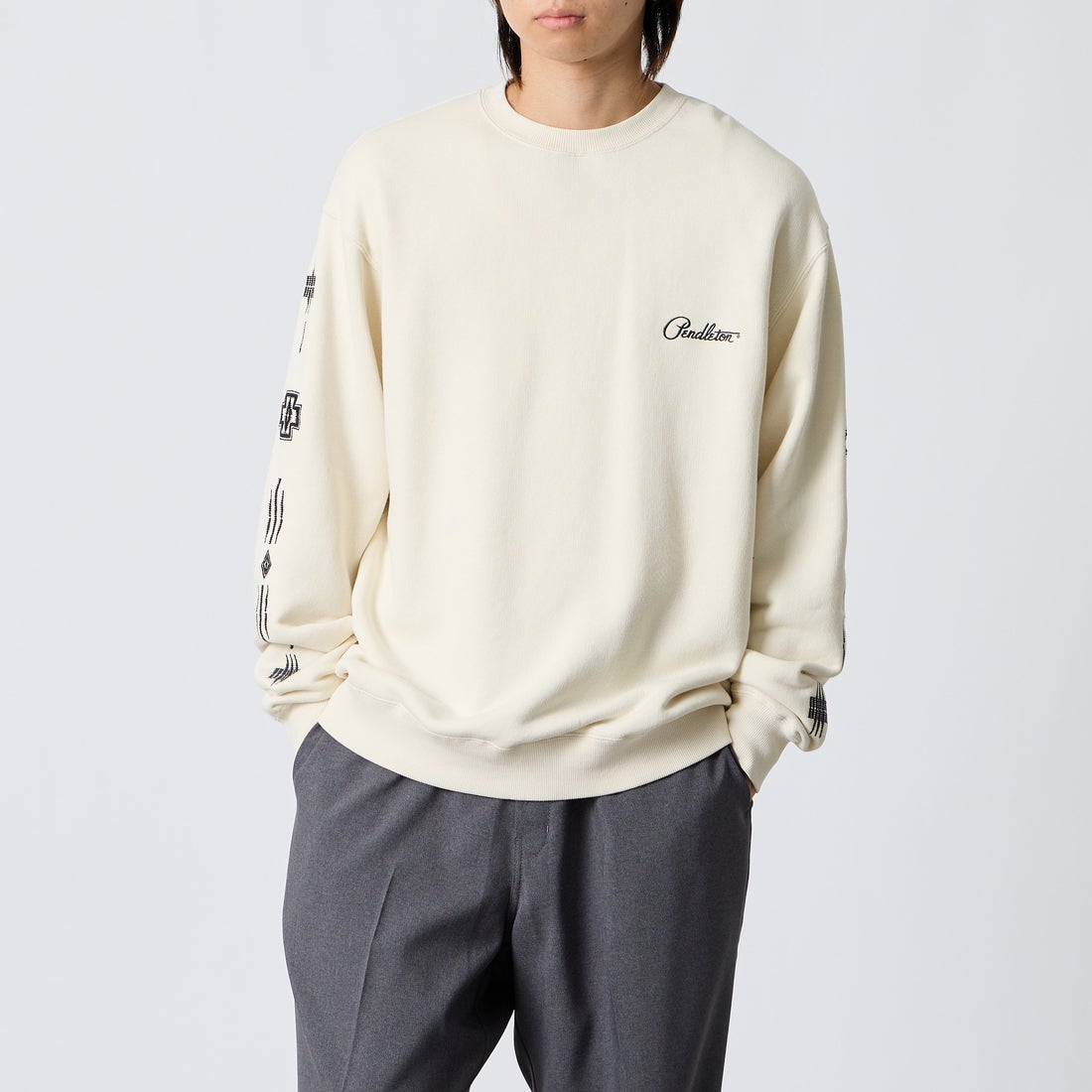 PENDLETON [ペンドルトン] 別注 ハーディング柄 バックプリントクルーネックスウェット [6475-5226-JF] IVORY &&モデル身長：177cm 着用サイズ：L&&