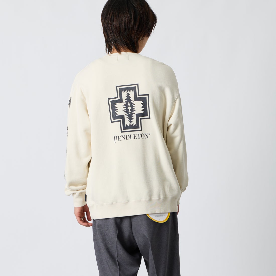 PENDLETON [ペンドルトン] 別注 ハーディング柄 バックプリントクルーネックスウェット [6475-5226-JF] IVORY &&モデル身長：177cm 着用サイズ：L&&