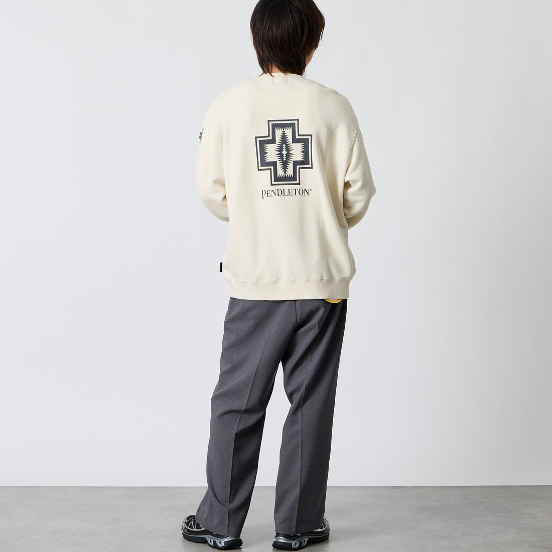 PENDLETON [ペンドルトン] 別注 ハーディング柄 バックプリントクルーネックスウェット [6475-5226-JF] IVORY &&モデル身長：177cm 着用サイズ：L&&