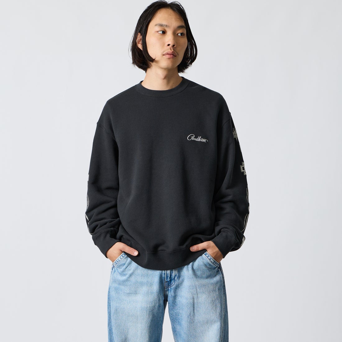 PENDLETON [ペンドルトン] 別注 ハーディング柄 バックプリントクルーネックスウェット [6475-5226-JF] BLACK &&モデル身長：175cm 着用サイズ：L&&