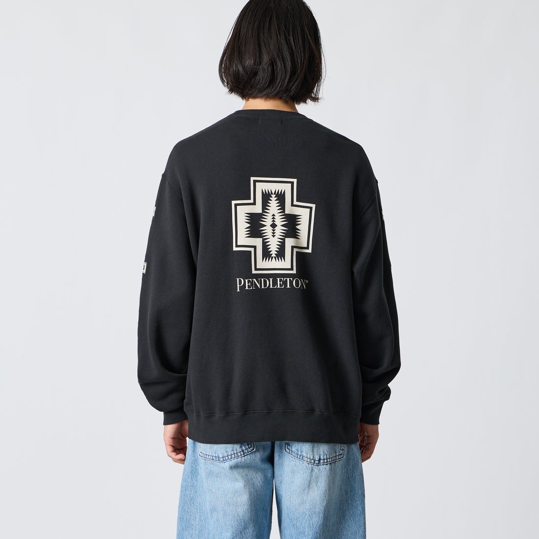 PENDLETON [ペンドルトン] 別注 ハーディング柄 バックプリントクルーネックスウェット [6475-5226-JF] BLACK &&モデル身長：175cm 着用サイズ：L&&