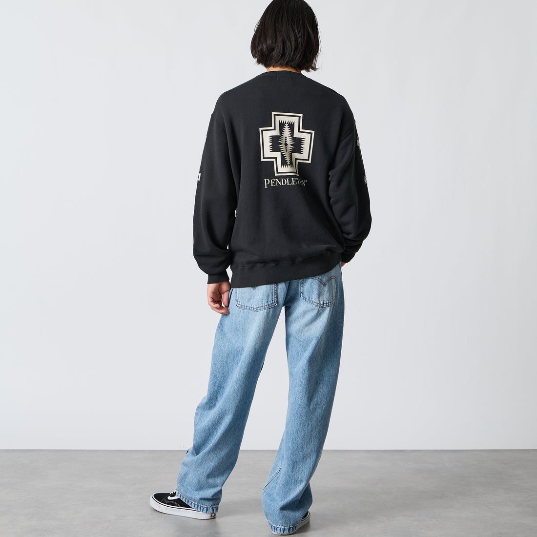 PENDLETON [ペンドルトン] 別注 ハーディング柄 バックプリントクルーネックスウェット [6475-5226-JF] BLACK &&モデル身長：175cm 着用サイズ：L&&