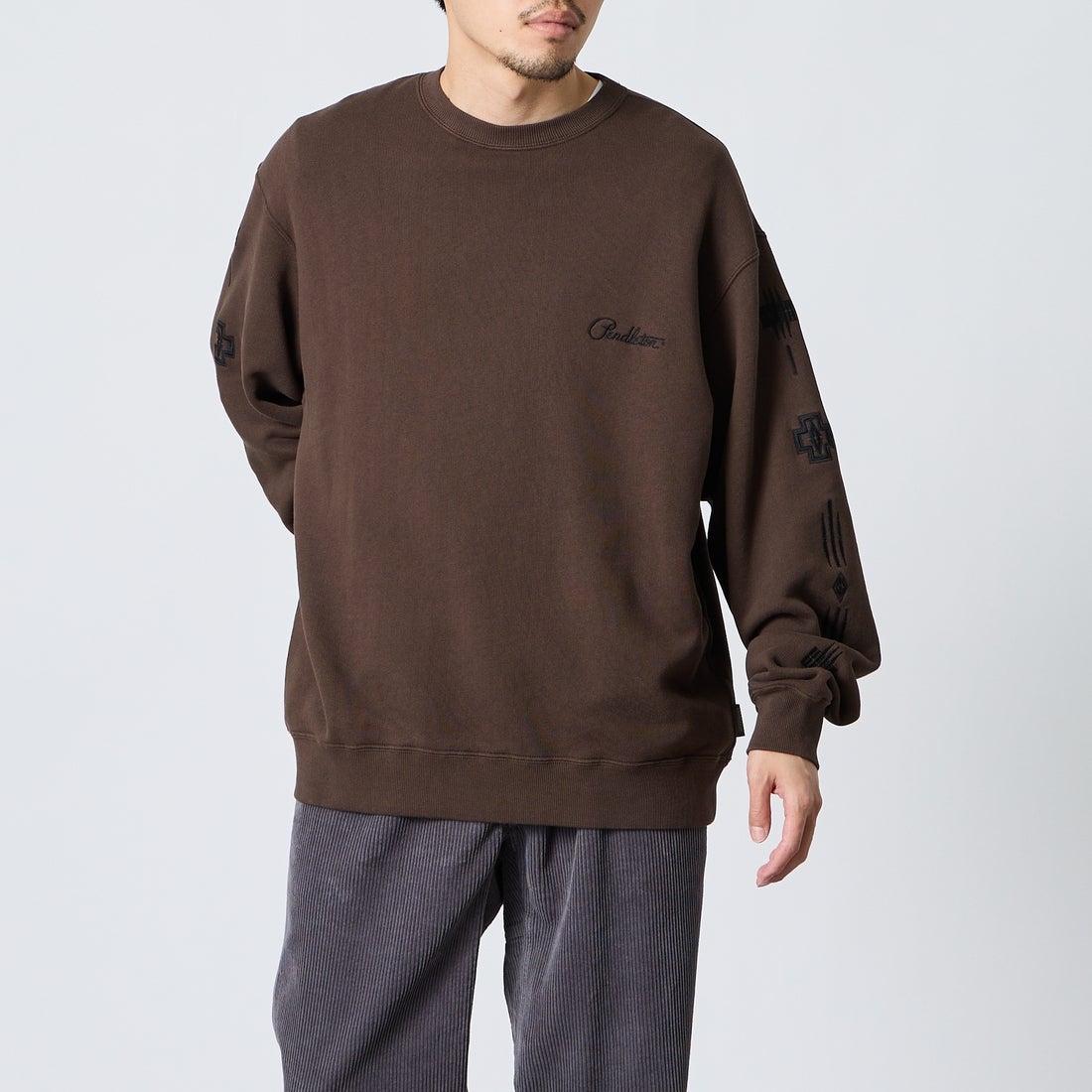 PENDLETON [ペンドルトン] 別注 ハーディング柄 バックプリントクルーネックスウェット [6475-5226-JF] BROWN &&モデル身長：168cm 着用サイズ：L&&