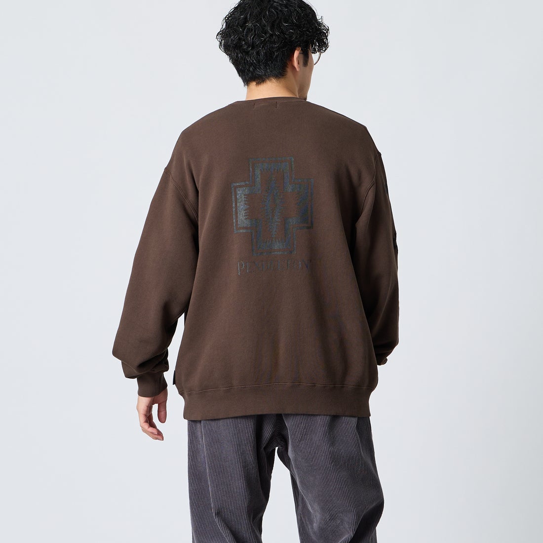 PENDLETON [ペンドルトン] 別注 ハーディング柄 バックプリントクルーネックスウェット [6475-5226-JF] BROWN &&モデル身長：168cm 着用サイズ：L&&