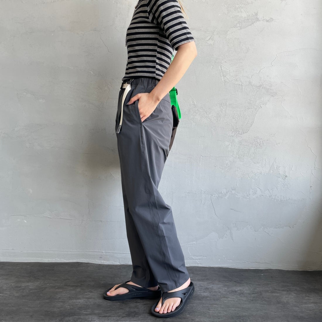 GRAMiCCi [グラミチ] 別注 4WAYストレッチ ナイロンエブリディパンツ [4WAY-EVERYDAY-JF] GRAY &&モデル身長：156cm 着用サイズ：S&&