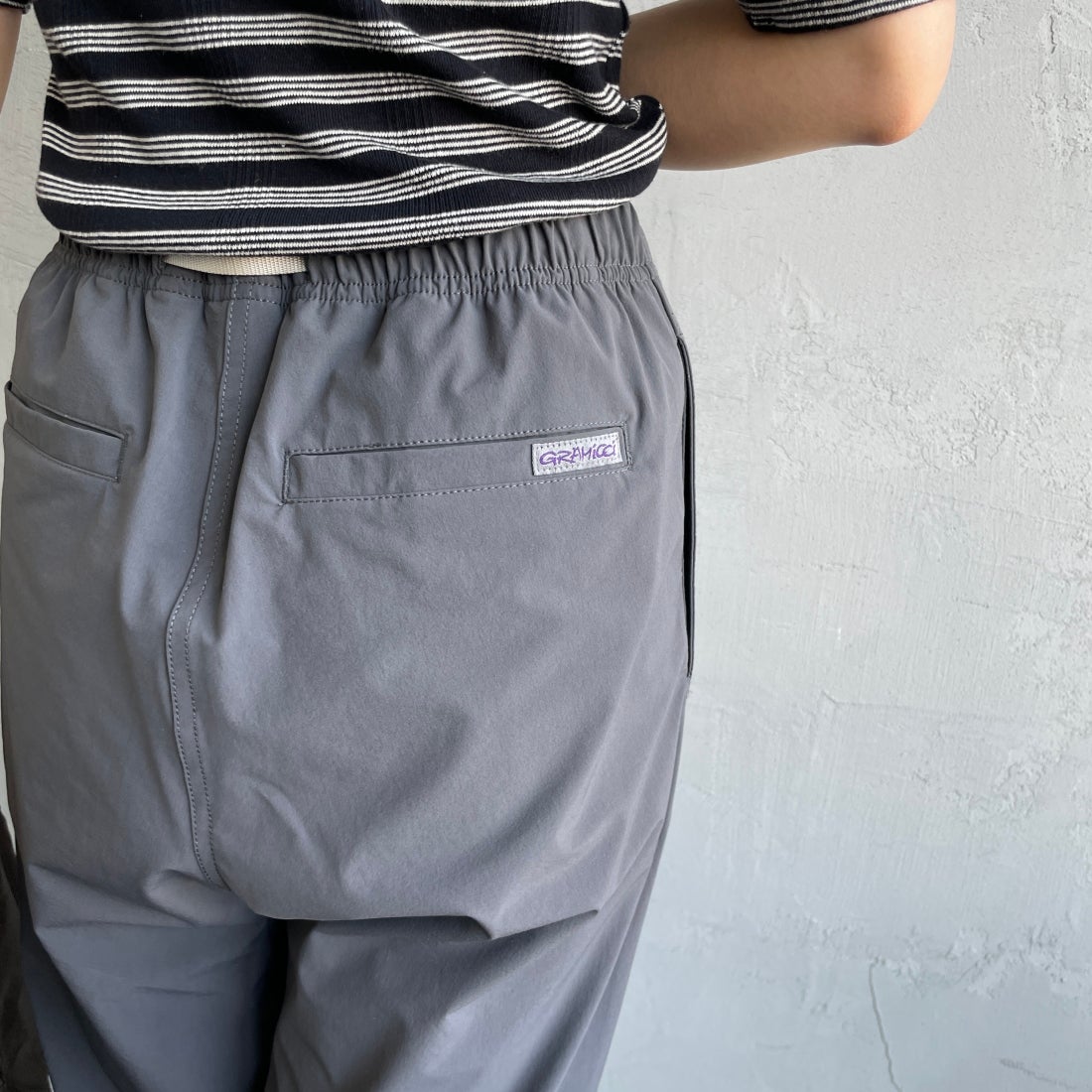 GRAMiCCi [グラミチ] 別注 4WAYストレッチ ナイロンエブリディパンツ [4WAY-EVERYDAY-JF] GRAY &&モデル身長：156cm 着用サイズ：S&&