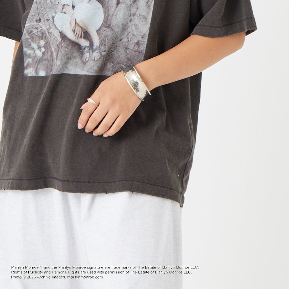 Jeans Factory Clothes [ジーンズファクトリークローズ] MARILYN MONROE / 100TH ANNIVERSARY Tシャツ [JFC-262-039] BLACK &&モデル身長：162cm 着用サイズ：S&&