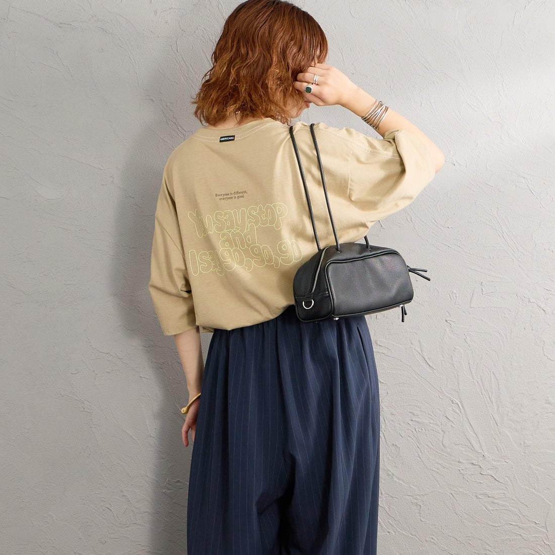 Americana [アメリカーナ] クロップド丈 バックプリントTシャツ [BRF-M-837A-2] ﾍﾞｰｼﾞｭ &&モデル身長：158cm 着用サイズ：ONE SIZE&&