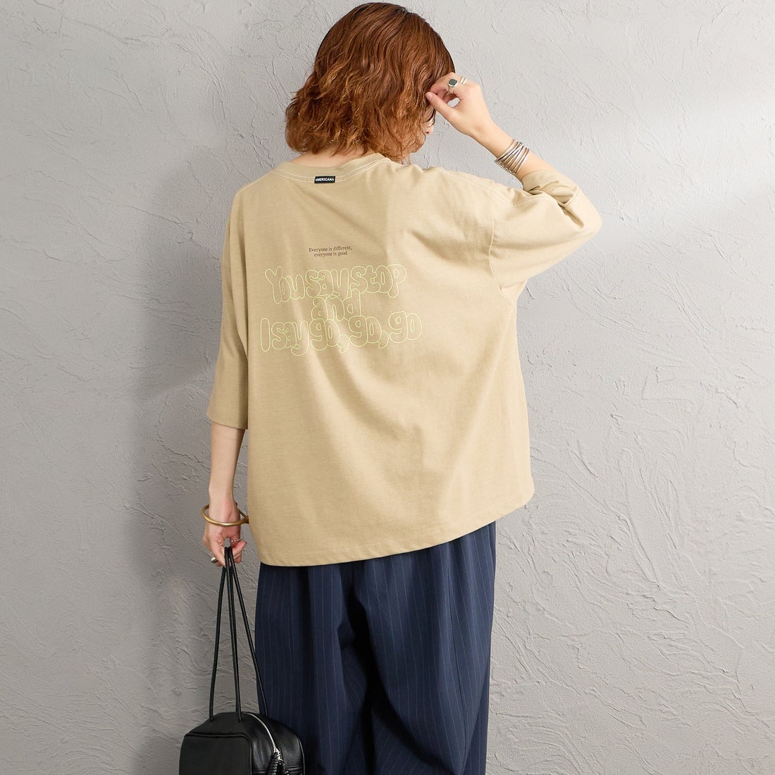 Americana [アメリカーナ] クロップド丈 バックプリントTシャツ [BRF-M-837A-2] ﾍﾞｰｼﾞｭ &&モデル身長：158cm 着用サイズ：ONE SIZE&&