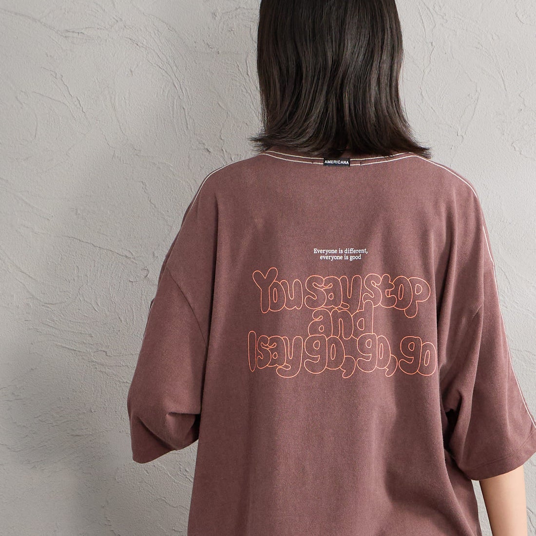 Americana [アメリカーナ] クロップド丈 バックプリントTシャツ [BRF-M-837A-2] ﾌﾞﾗｳﾝ &&モデル身長：162cm 着用サイズ：ONE SIZE&&