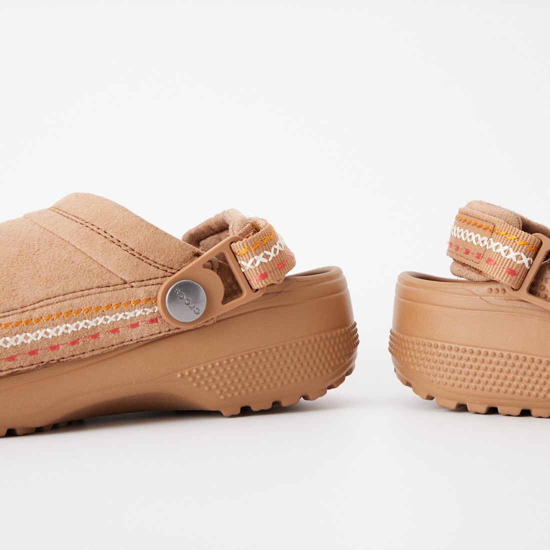 Crocs [クロックス] クラシック クラフテッド ビーガンスエードステッチ [214048] 2EY SEPIA