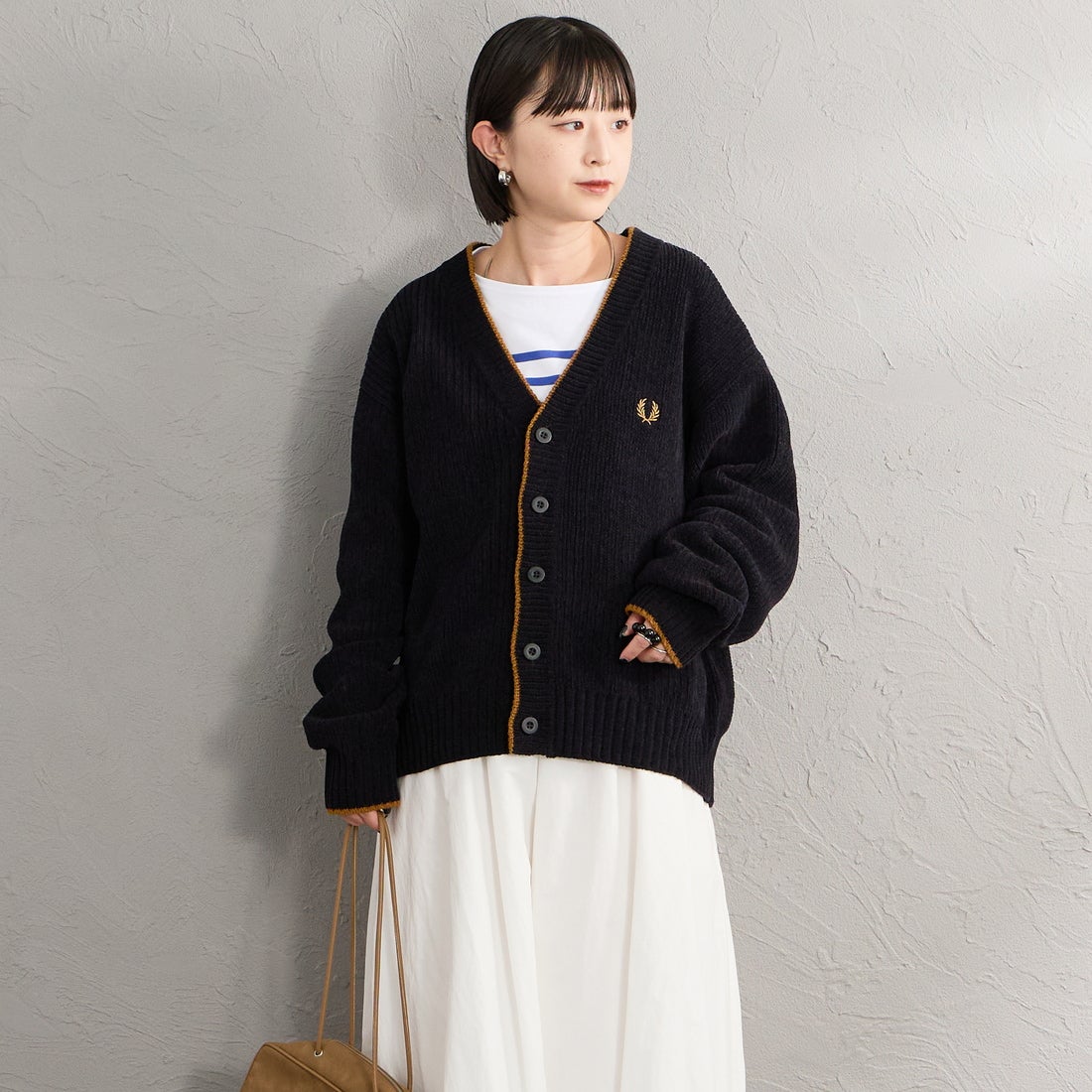 FRED PERRY [フレッドペリー] 別注 ワンポイントロゴ刺繍 Vネックモールニットカーディガン [FPM-26A-006JF] BLACK/DARK &&モデル身長：150cm 着用サイズ：S&&