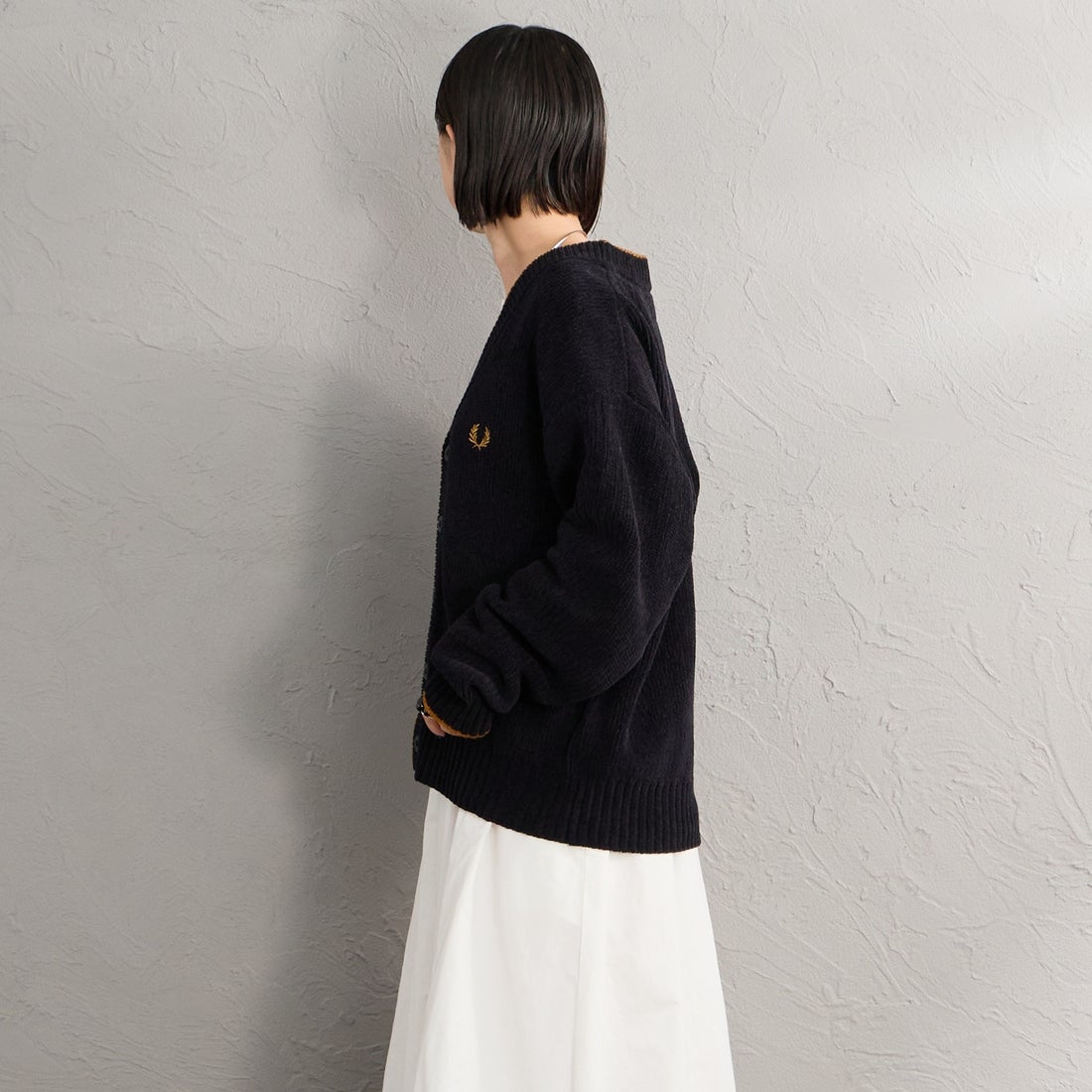 FRED PERRY [フレッドペリー] 別注 ワンポイントロゴ刺繍 Vネックモールニットカーディガン [FPM-26A-006JF] BLACK/DARK &&モデル身長：150cm 着用サイズ：S&&