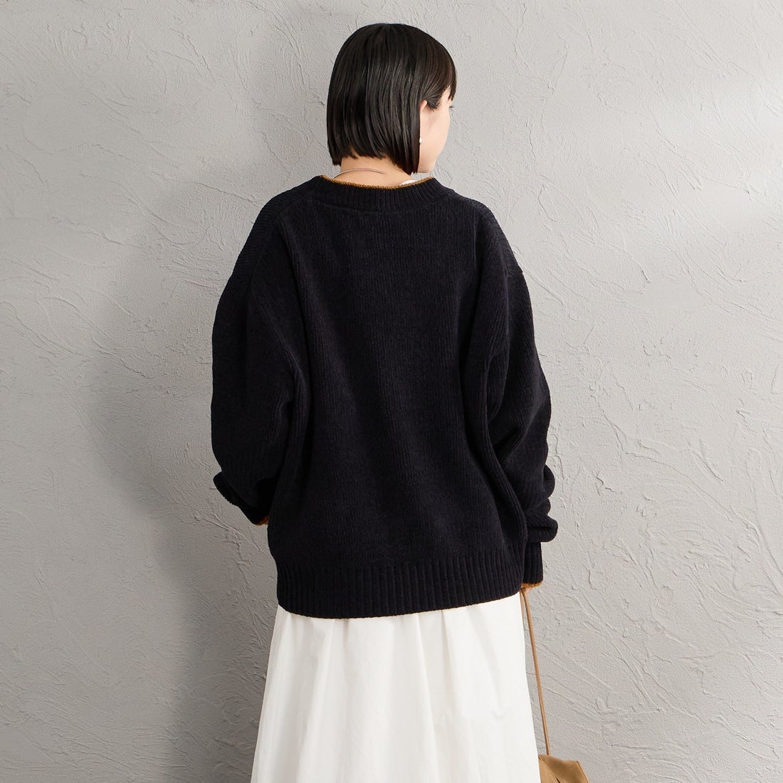 FRED PERRY [フレッドペリー] 別注 ワンポイントロゴ刺繍 Vネックモールニットカーディガン [FPM-26A-006JF] BLACK/DARK &&モデル身長：150cm 着用サイズ：S&&