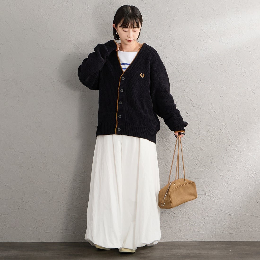 FRED PERRY [フレッドペリー] 別注 ワンポイントロゴ刺繍 Vネックモールニットカーディガン [FPM-26A-006JF] BLACK/DARK &&モデル身長：150cm 着用サイズ：S&&