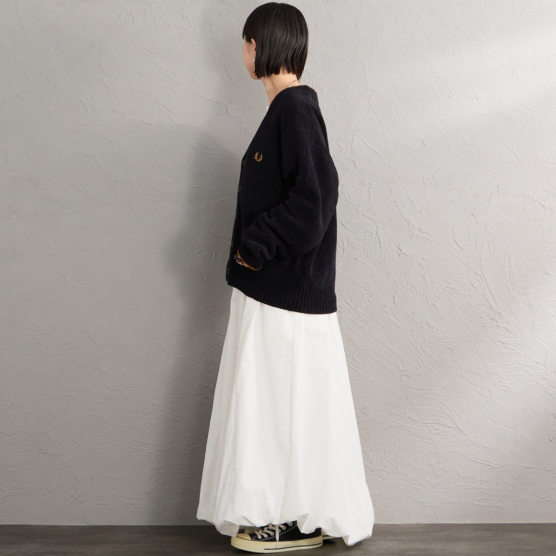 FRED PERRY [フレッドペリー] 別注 ワンポイントロゴ刺繍 Vネックモールニットカーディガン [FPM-26A-006JF] BLACK/DARK &&モデル身長：150cm 着用サイズ：S&&