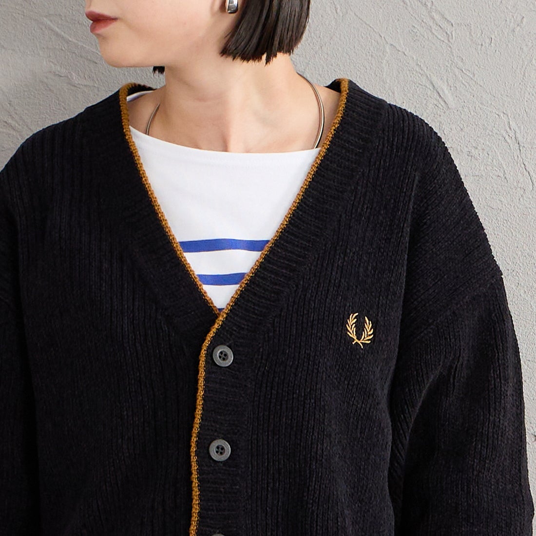 FRED PERRY [フレッドペリー] 別注 ワンポイントロゴ刺繍 Vネックモールニットカーディガン [FPM-26A-006JF] BLACK/DARK &&モデル身長：150cm 着用サイズ：S&&