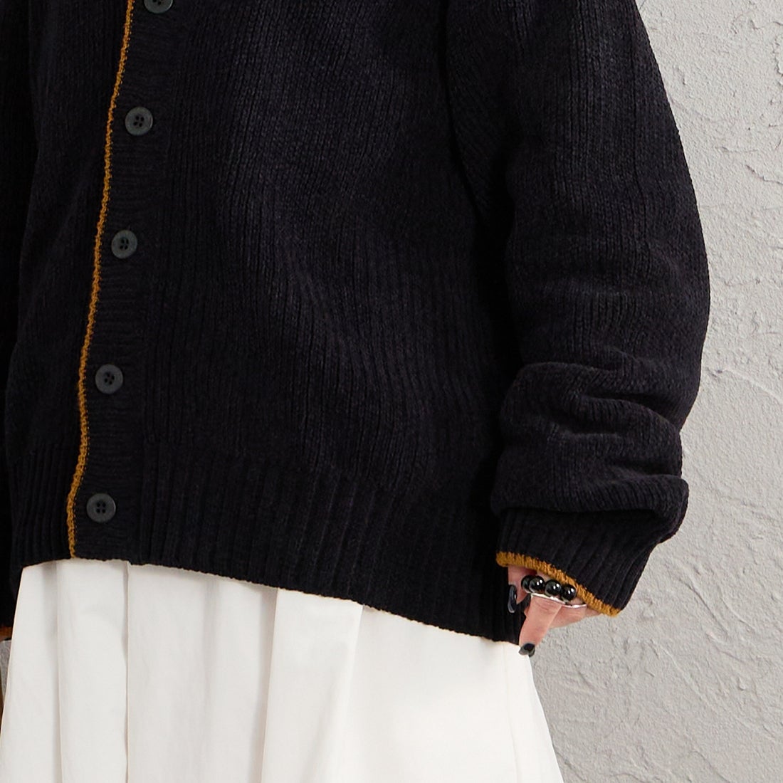 FRED PERRY [フレッドペリー] 別注 ワンポイントロゴ刺繍 Vネックモールニットカーディガン [FPM-26A-006JF] BLACK/DARK &&モデル身長：150cm 着用サイズ：S&&