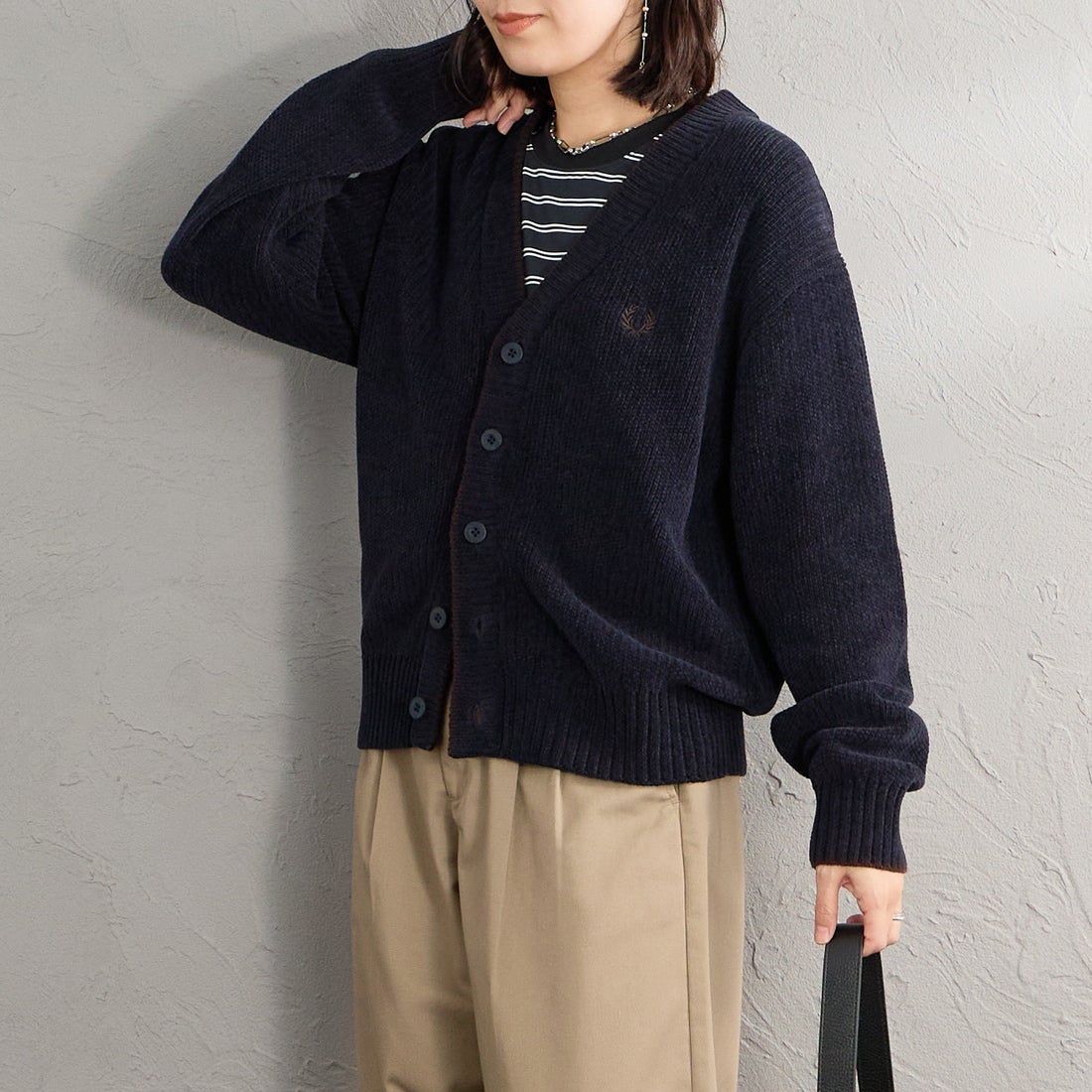 FRED PERRY [フレッドペリー] 別注 ワンポイントロゴ刺繍 Vネックモールニットカーディガン [FPM-26A-006JF] NAVY/RICH &&モデル身長：160cm 着用サイズ：S&&