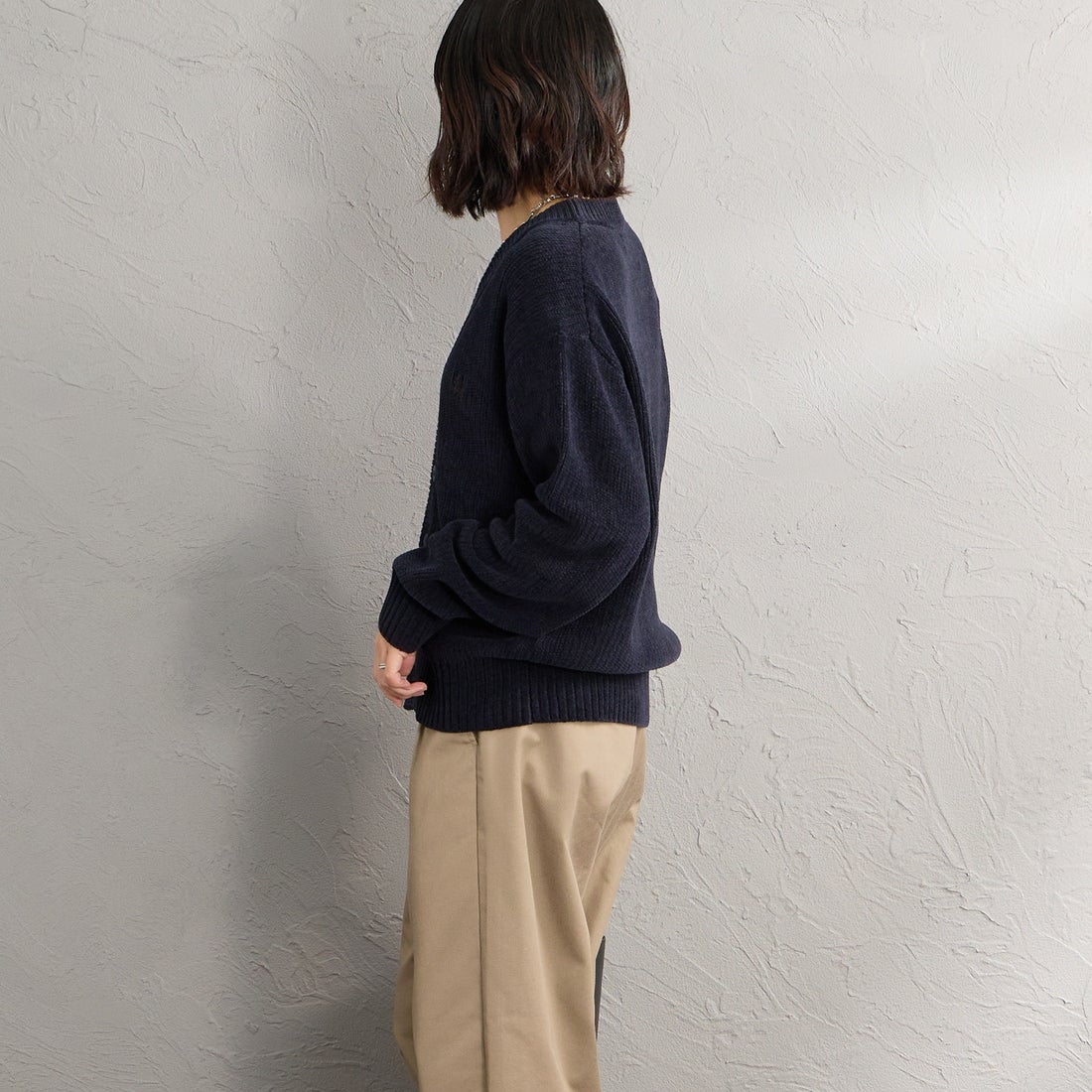 FRED PERRY [フレッドペリー] 別注 ワンポイントロゴ刺繍 Vネックモールニットカーディガン [FPM-26A-006JF] NAVY/RICH &&モデル身長：160cm 着用サイズ：S&&
