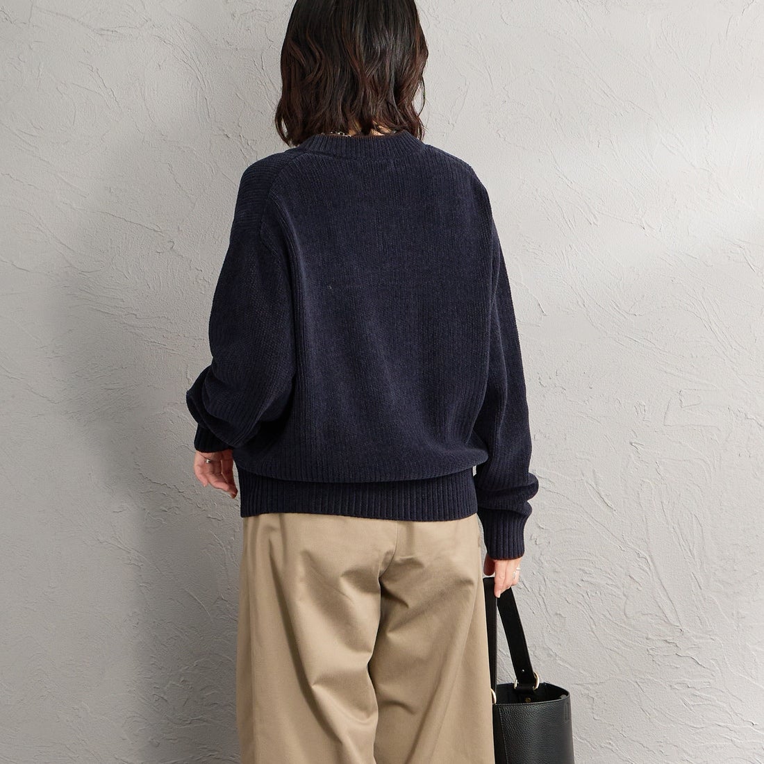 FRED PERRY [フレッドペリー] 別注 ワンポイントロゴ刺繍 Vネックモールニットカーディガン [FPM-26A-006JF] NAVY/RICH &&モデル身長：160cm 着用サイズ：S&&