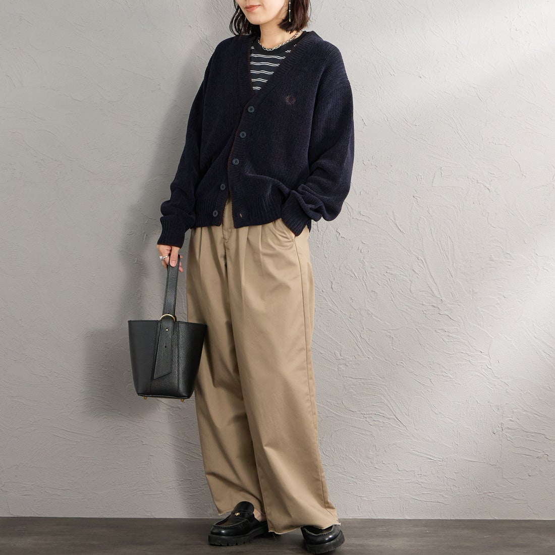 FRED PERRY [フレッドペリー] 別注 ワンポイントロゴ刺繍 Vネックモールニットカーディガン [FPM-26A-006JF] NAVY/RICH &&モデル身長：160cm 着用サイズ：S&&
