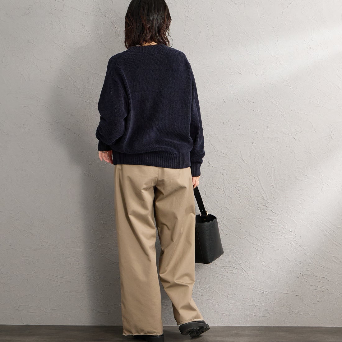 FRED PERRY [フレッドペリー] 別注 ワンポイントロゴ刺繍 Vネックモールニットカーディガン [FPM-26A-006JF] NAVY/RICH &&モデル身長：160cm 着用サイズ：S&&