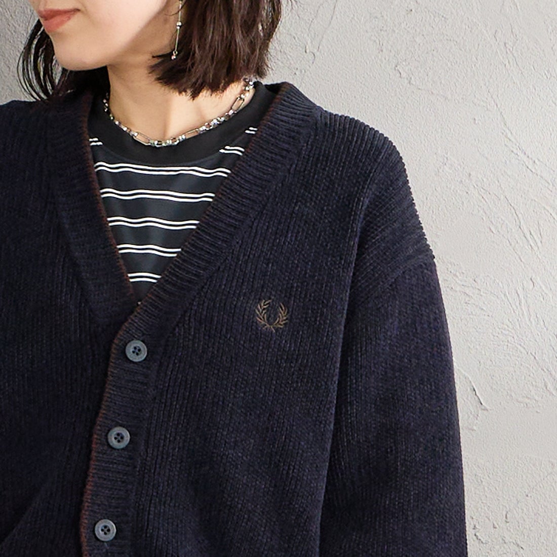 FRED PERRY [フレッドペリー] 別注 ワンポイントロゴ刺繍 Vネックモールニットカーディガン [FPM-26A-006JF] NAVY/RICH &&モデル身長：160cm 着用サイズ：S&&