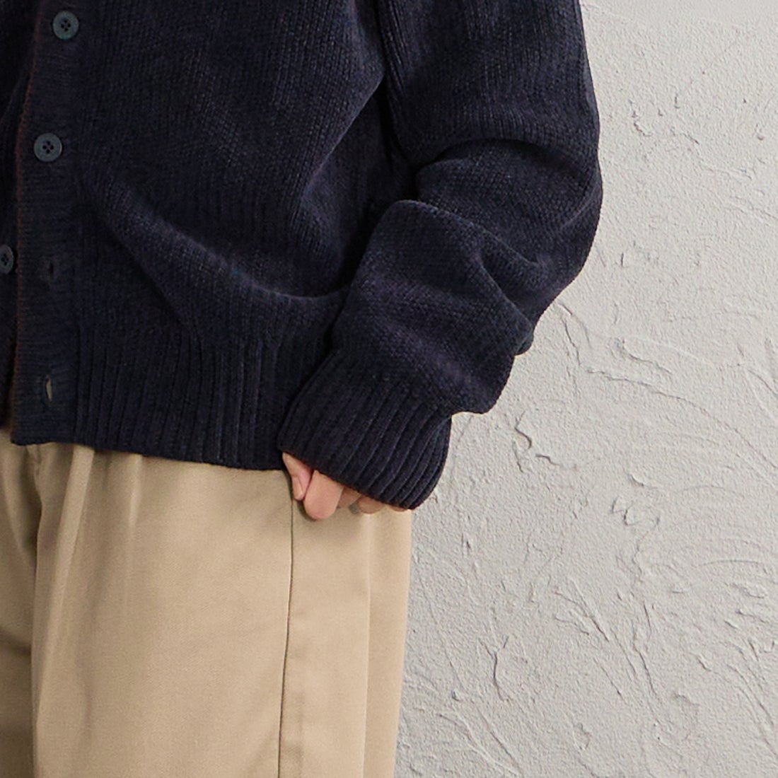 FRED PERRY [フレッドペリー] 別注 ワンポイントロゴ刺繍 Vネックモールニットカーディガン [FPM-26A-006JF] NAVY/RICH &&モデル身長：160cm 着用サイズ：S&&