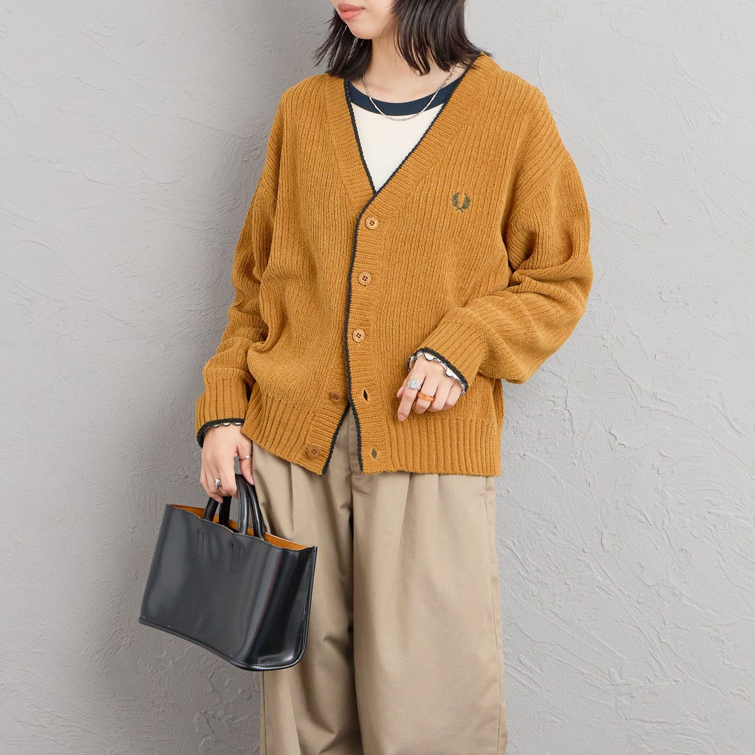 FRED PERRY [フレッドペリー] 別注 ワンポイントロゴ刺繍 Vネックモールニットカーディガン [FPM-26A-006JF] DARK CARAM&&モデル身長：162cm 着用サイズ：S&&