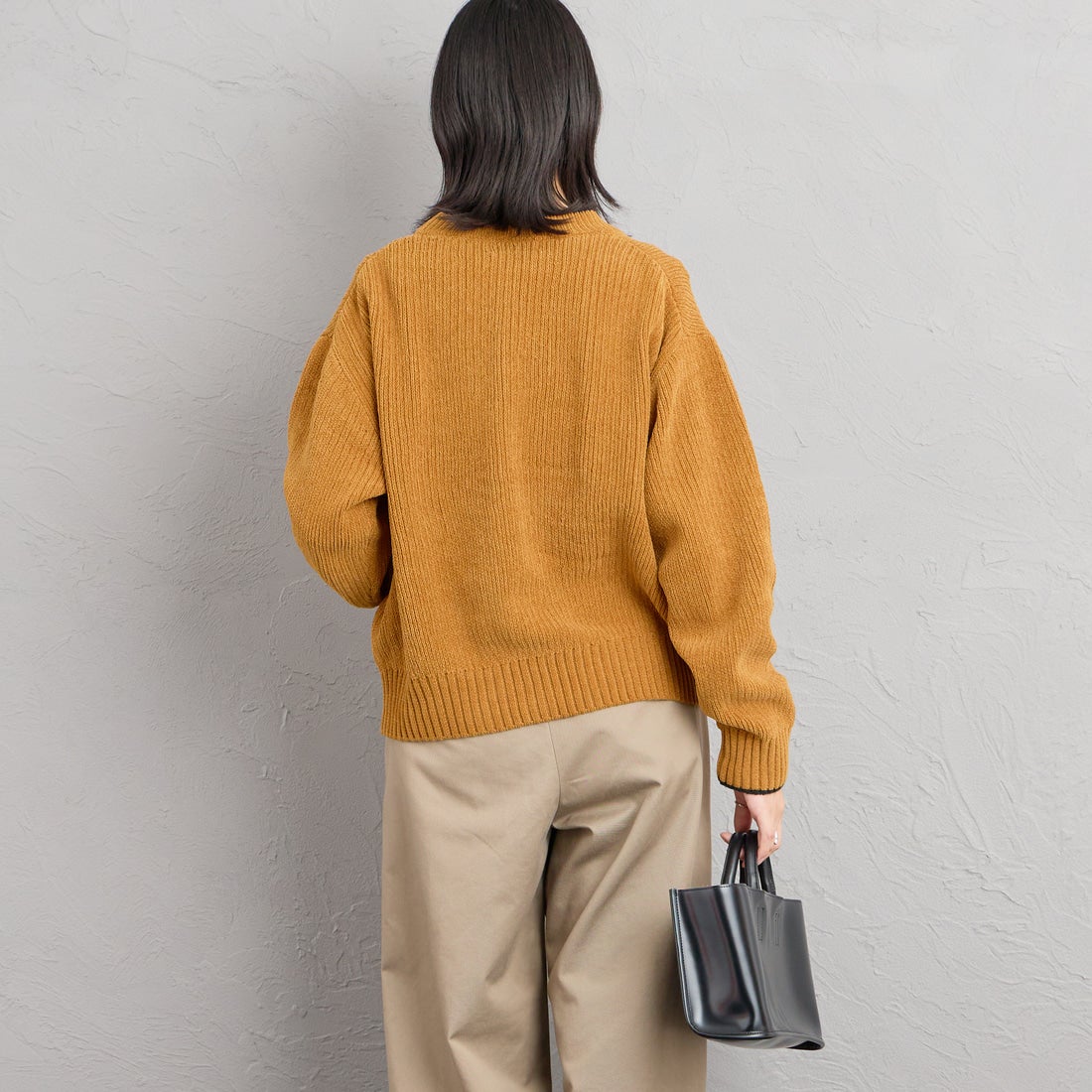FRED PERRY [フレッドペリー] 別注 ワンポイントロゴ刺繍 Vネックモールニットカーディガン [FPM-26A-006JF] DARK CARAM&&モデル身長：162cm 着用サイズ：S&&