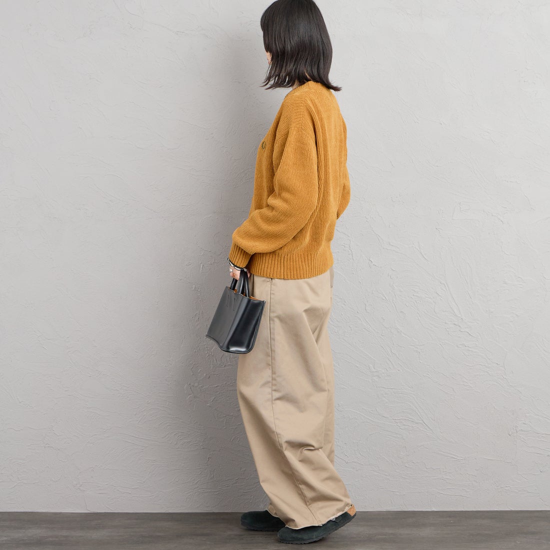 FRED PERRY [フレッドペリー] 別注 ワンポイントロゴ刺繍 Vネックモールニットカーディガン [FPM-26A-006JF] DARK CARAM&&モデル身長：162cm 着用サイズ：S&&