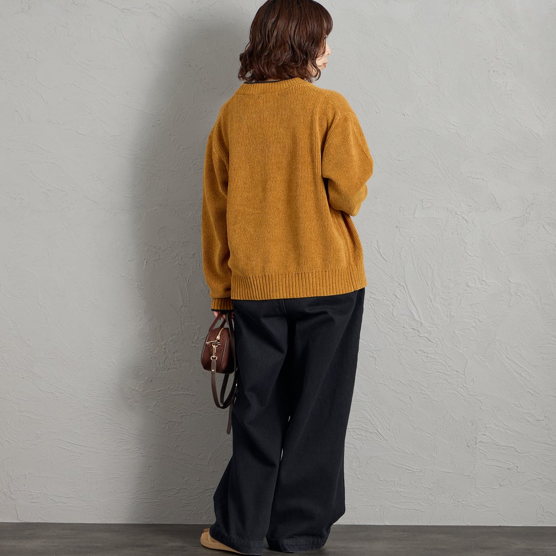 FRED PERRY [フレッドペリー] 別注 ワンポイントロゴ刺繍 Vネックモールニットカーディガン [FPM-26A-006JF] DARK CARAM &&モデル身長：158cm 着用サイズ：S&&