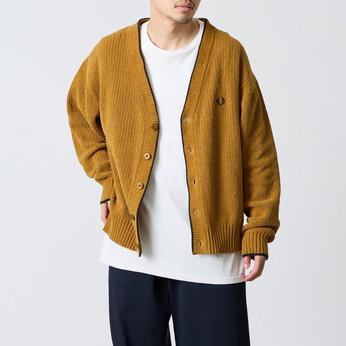 FRED PERRY [フレッドペリー] 別注 ワンポイントロゴ刺繍 Vネックモールニットカーディガン [FPM-26A-006JF] DARK CARAM &&モデル身長：168cm 着用サイズ：L&&